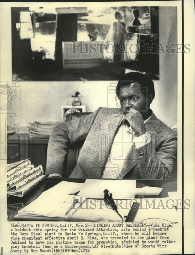 1972 Press Photo Vida Blue Oakland Athletics Baseball Player at Dura Steel Plant- Historic Images