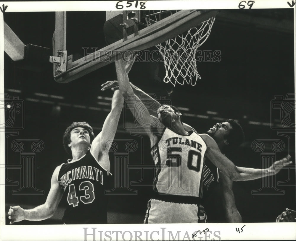 1981 Press Photo Micah Blunt, Tulane Basketball Player at Game with Cincinnati- Historic Images