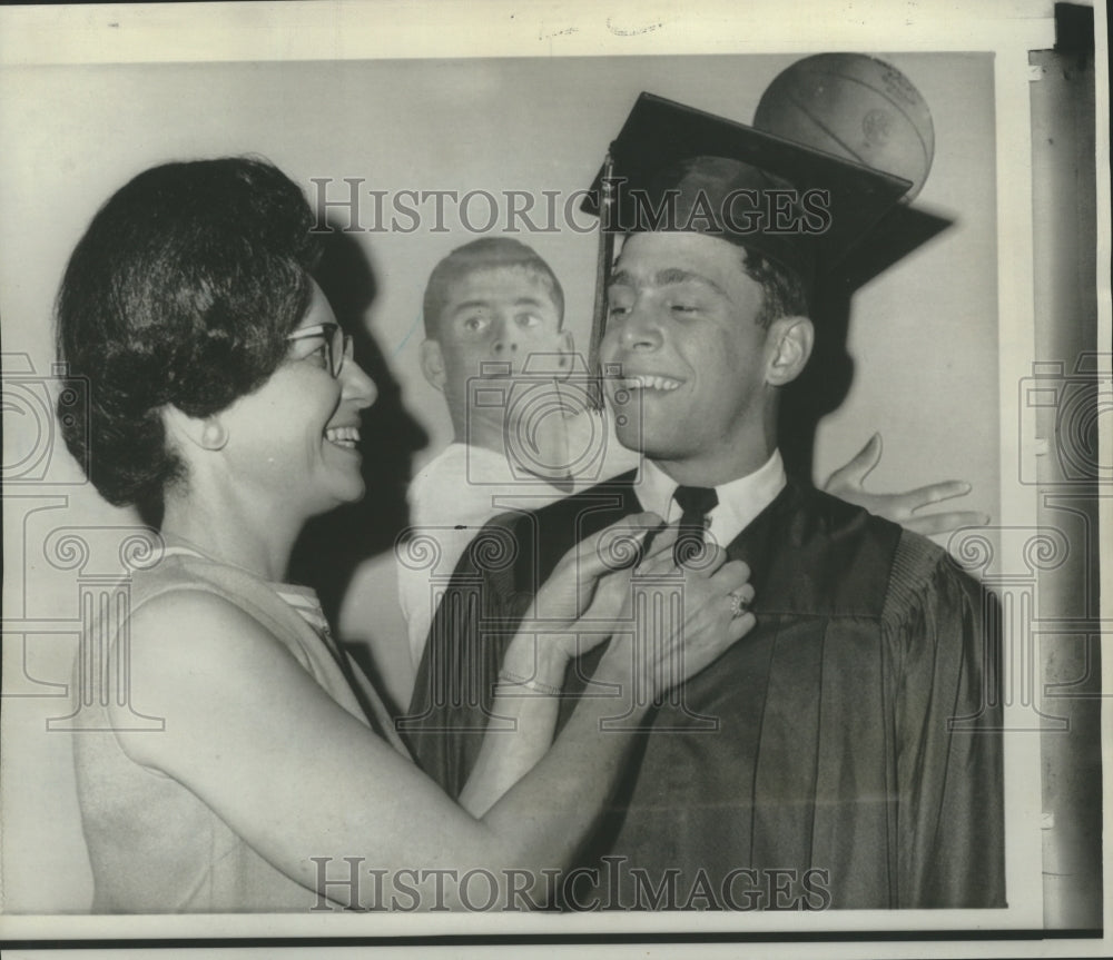 Press Photo Ronnie Blomberg, New York Yankees Baseball Free Agent at Graduation- Historic Images