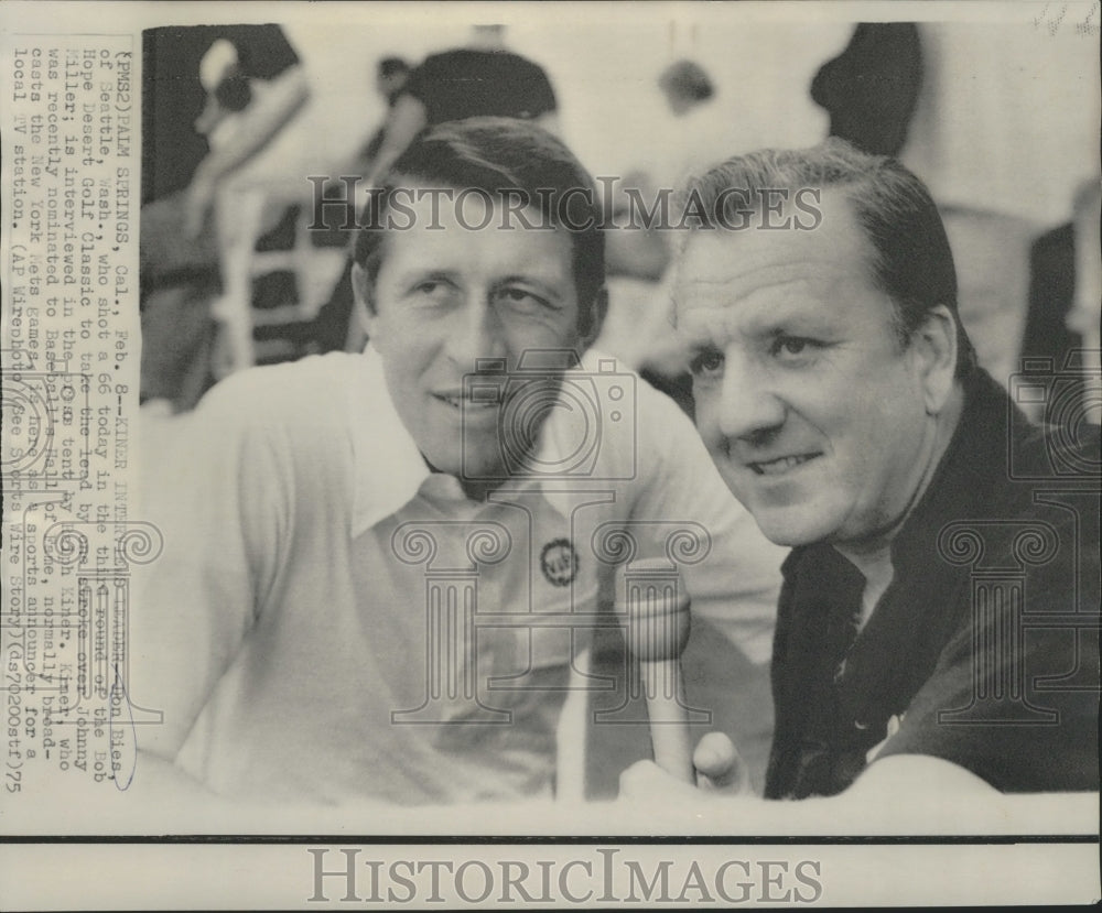 1975 Press Photo Golfer Don Bies at Bob Hope Classic Press Tent with Ralph Kiner- Historic Images