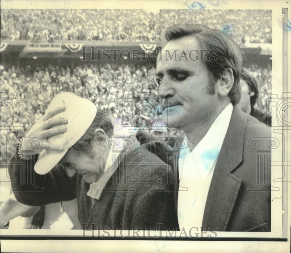 1974 Press Photo Bill Arnsparger, Miami Assistant Coach with Don Shula- Historic Images