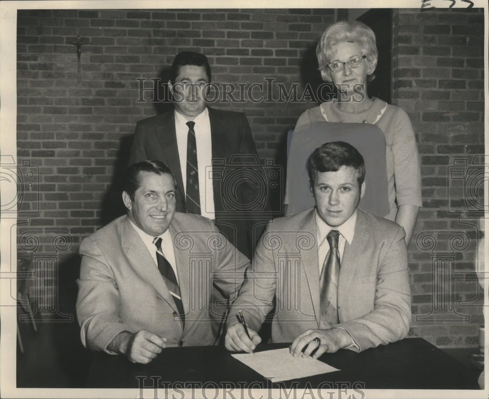 1970 Press Photo Ken Bernich, Football Player Signs Contract with Others- Historic Images