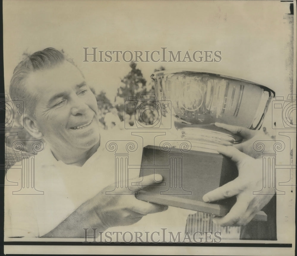 1961 Press Photo Golfer Julius Boros Holds Grand Blanc Open Championship Trophy- Historic Images