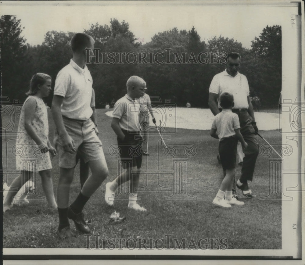 1967 Press Photo Golfer Julius Boros and Family at Winchester Country Club- Historic Images