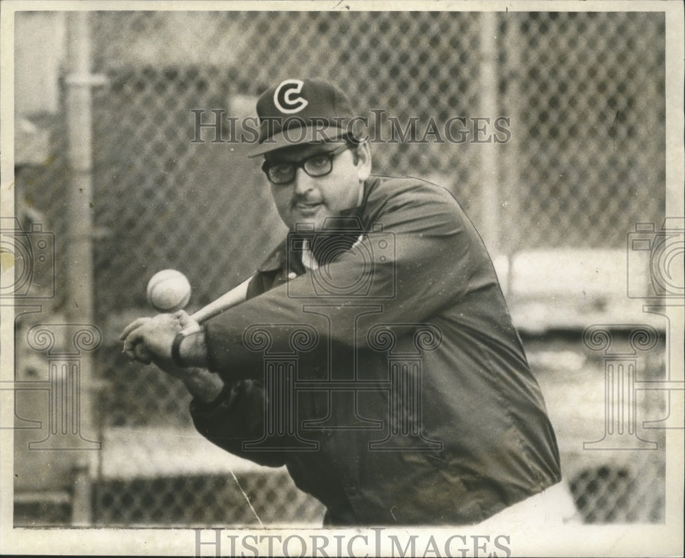 1971 Press Photo Vic Bonnaffee, Colonial Buick Baseball Swings Bat- Historic Images