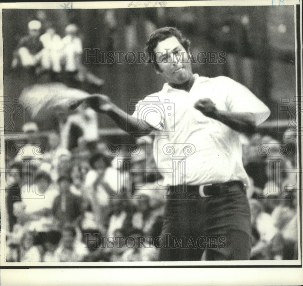 1973 Press Photo Golfer Homero Blancas Throws Hat with On Lookers Behind- Historic Images