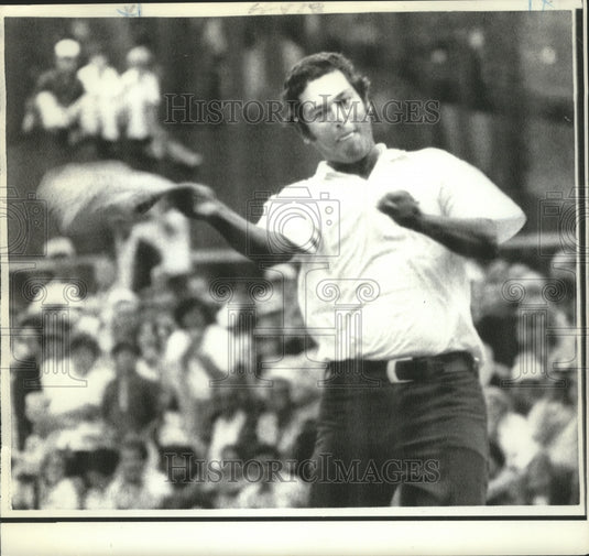 1973 Press Photo Golfer Homero Blancas Throws Hat with On Lookers Behind- Historic Images