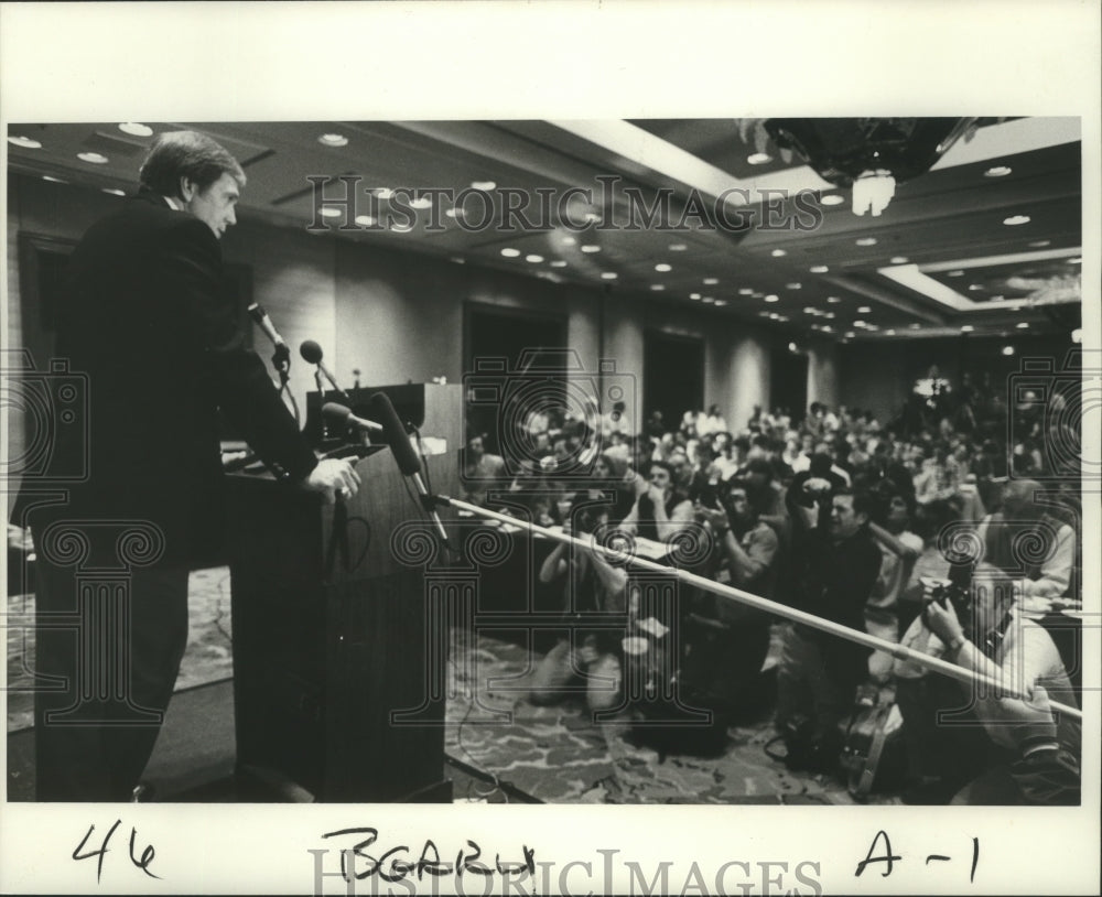 Press Photo Raymond Berry, Coach for the New England Patriots with Press- Historic Images