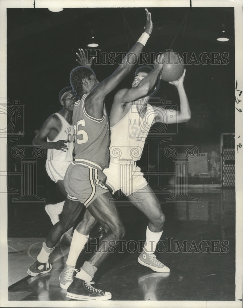 1974 Press Photo Greg Berniard, Xavier University Basketball Player at Game- Historic Images