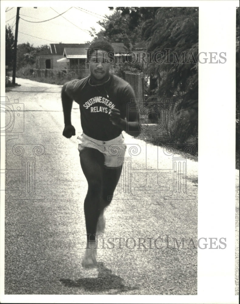 1981 Press Photo Cecil Bethancourt, Southwestern Relay Runner - nos05699- Historic Images