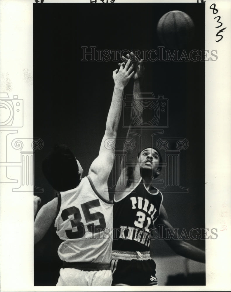 1982 Press Photo Basketball - St. Augustine&#39;s Lemuel Clanton Reaches for Ball- Historic Images