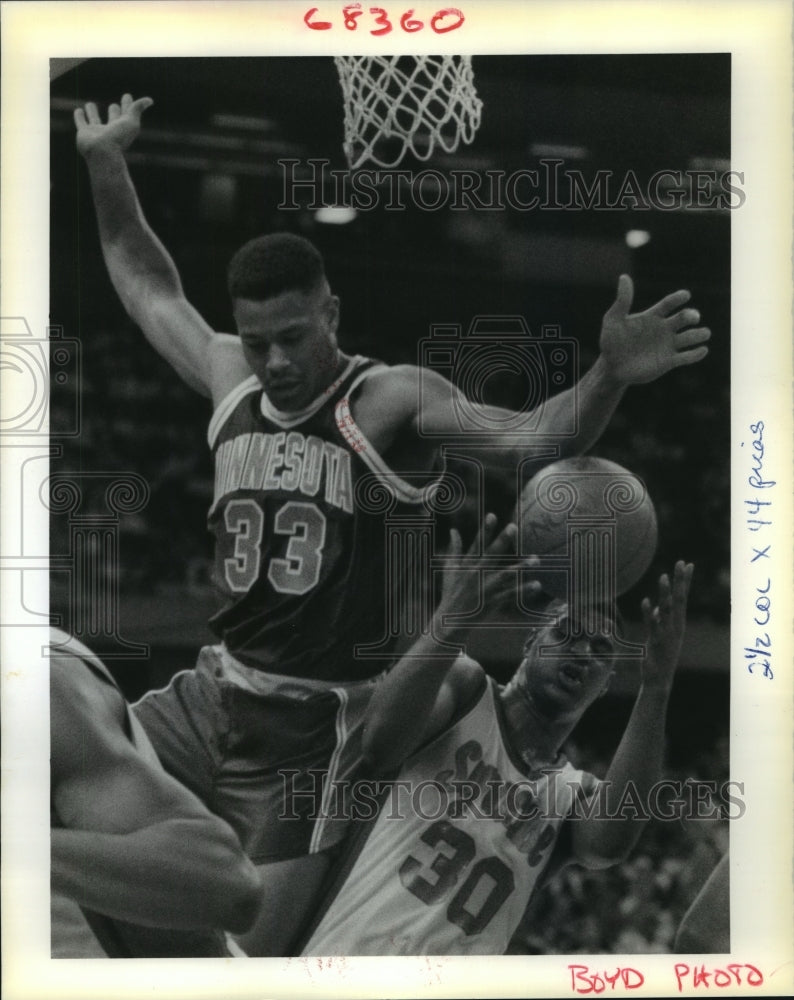 1990 Press Photo Richard Coffey, Minnesota Basketball Player at Syracuse Game- Historic Images