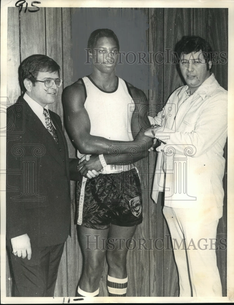 1977 Press Photo Heavyweight Phillip Brown with Sheriff and Chief Investigator- Historic Images