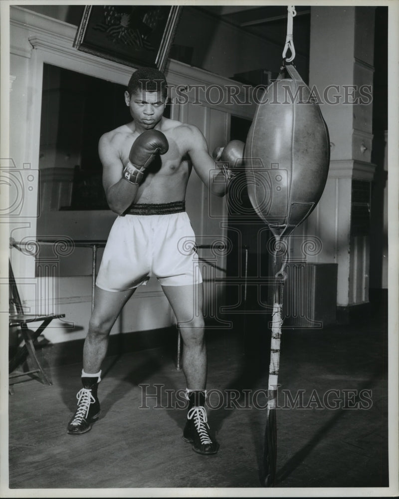 1967 Press Photo Boxer Hank Casey working on Punching Bag - nos06119- Historic Images