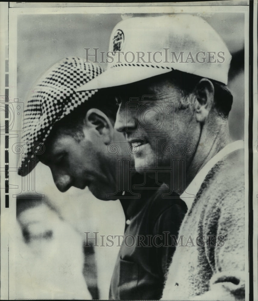 1969 Press Photo Golfers Billy Casper and Roberto devincenzo at Masters Golf- Historic Images