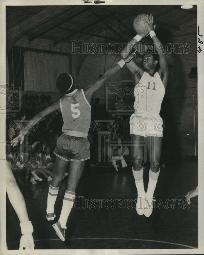 1973 Press Photo Basketball Players Terry Champagne, Cedrick Bouton in Game- Historic Images