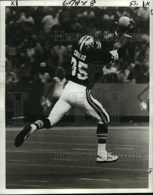 1979 Press Photo New Orleans Saints Football Player Henry Childs captures ball- Historic Images