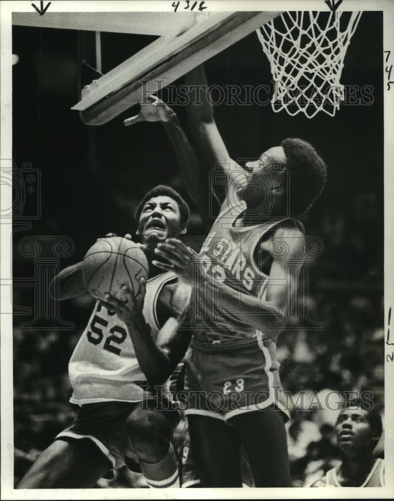 1978 Press Photo Basketball - East&#39;s James Carter Drives on Johnny Ferrell- Historic Images