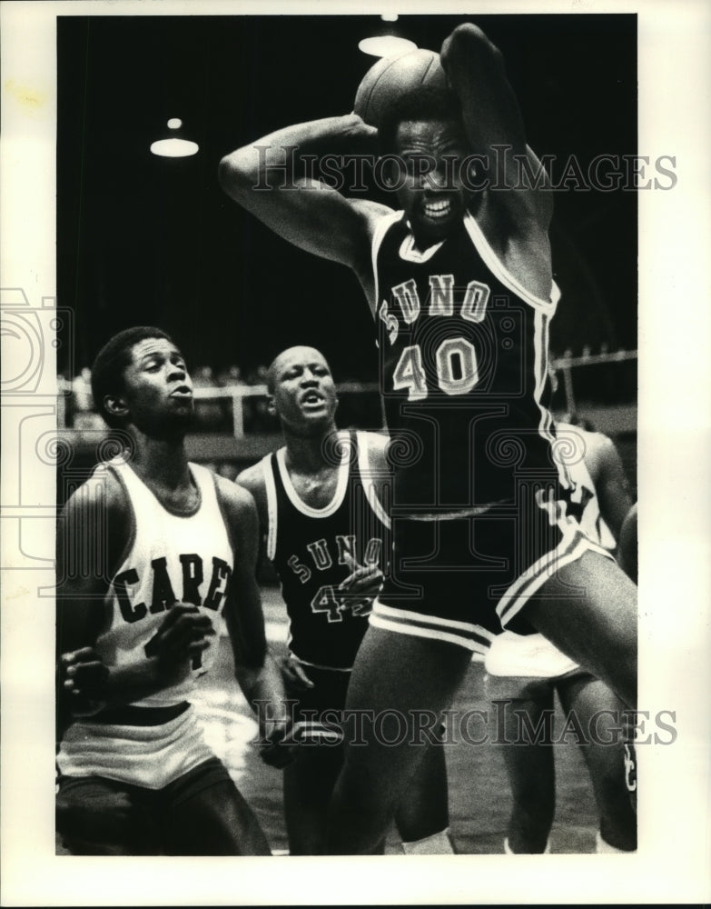 1983 Press Photo Basketball Action with SUNO&#39;s Melvin Carr &amp; Zac Cooper- Historic Images