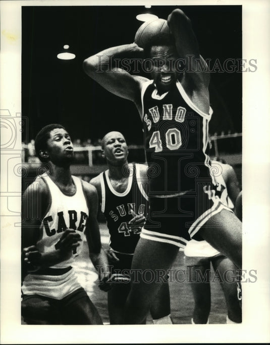 1983 Press Photo Basketball Action with SUNO's Melvin Carr & Zac Cooper- Historic Images