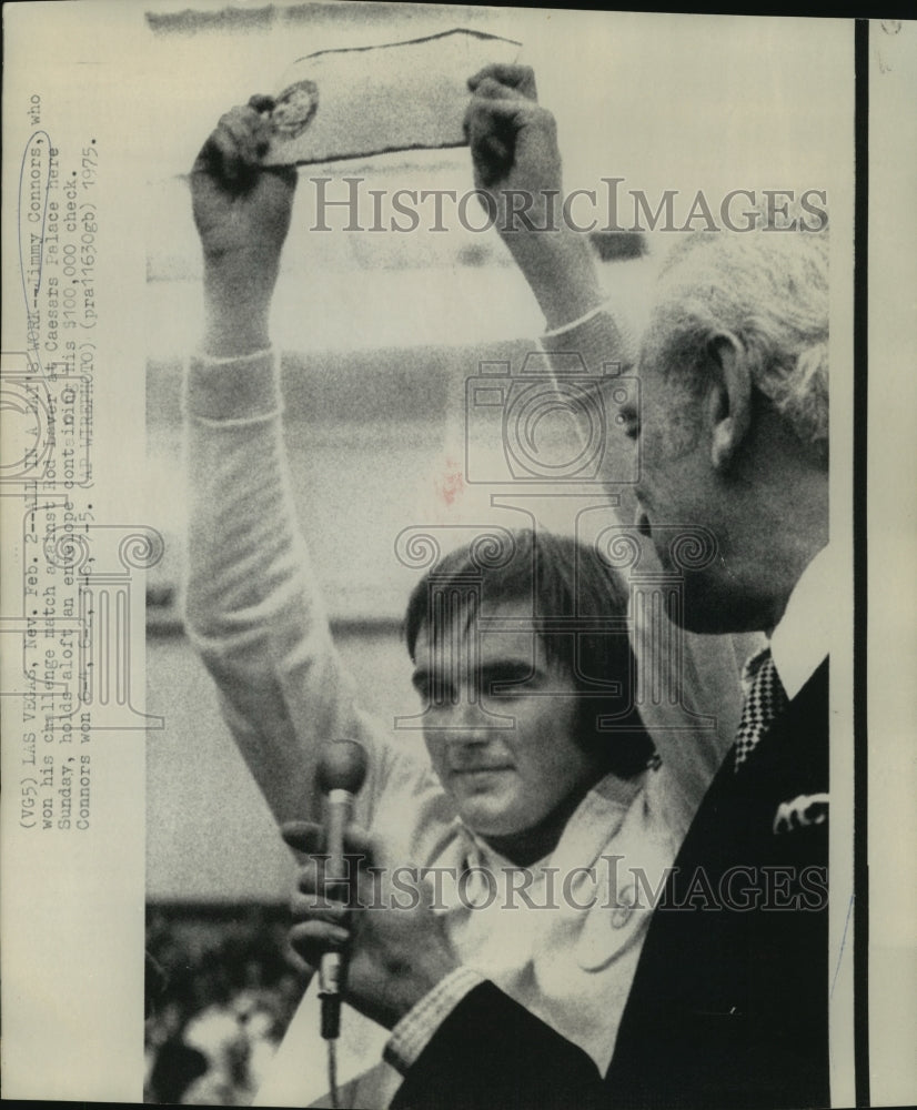 1975 Press Photo Tennis Player Jimmy Connors holds $100,000 Winner Check- Historic Images