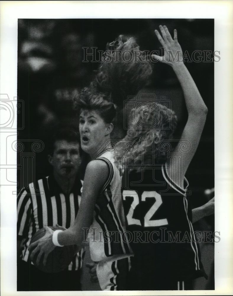 1991 Press Photo Basketball Players Heather Burge and Heidi Law in Game- Historic Images