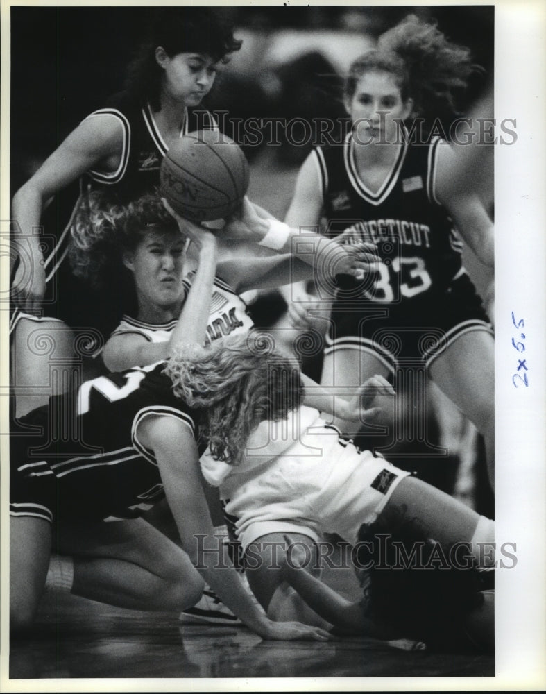 1991 Press Photo Basketball Players Heather Burge and Heidi Law with Others- Historic Images