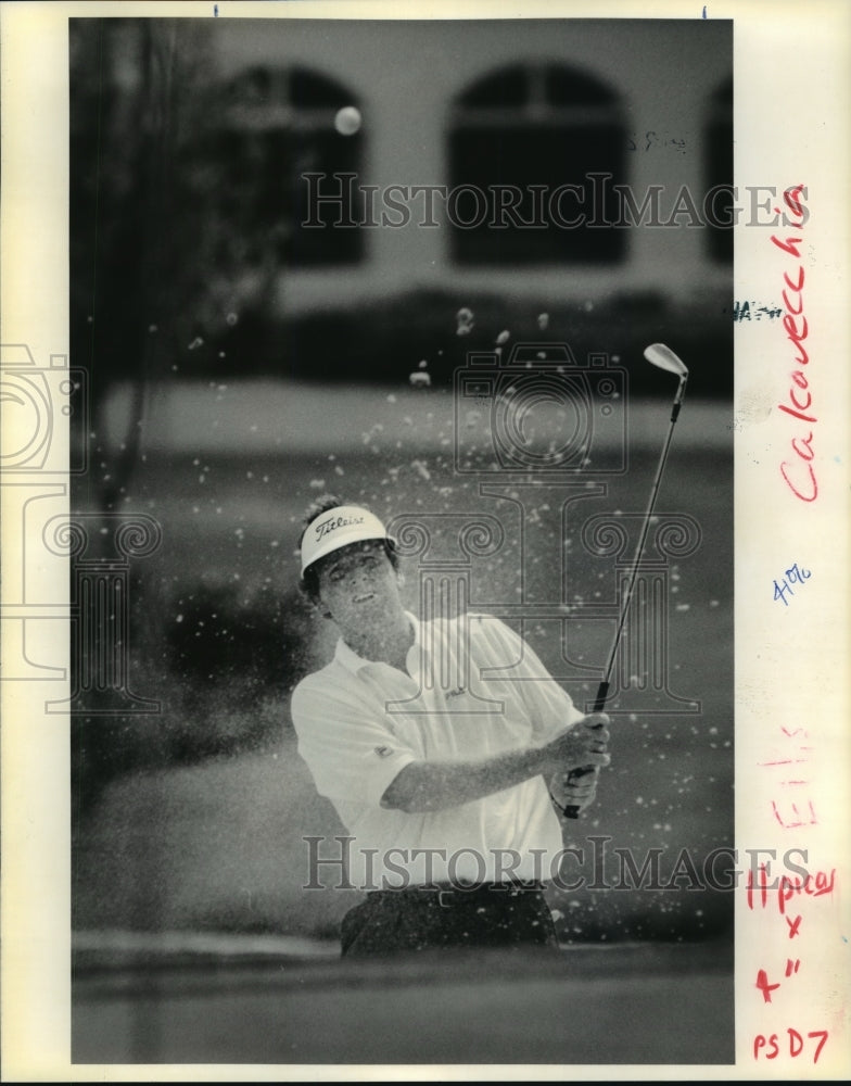 1990 Press Photo Golfer Mark Calcavecchia blasts Golf Ball from Sand Trap- Historic Images