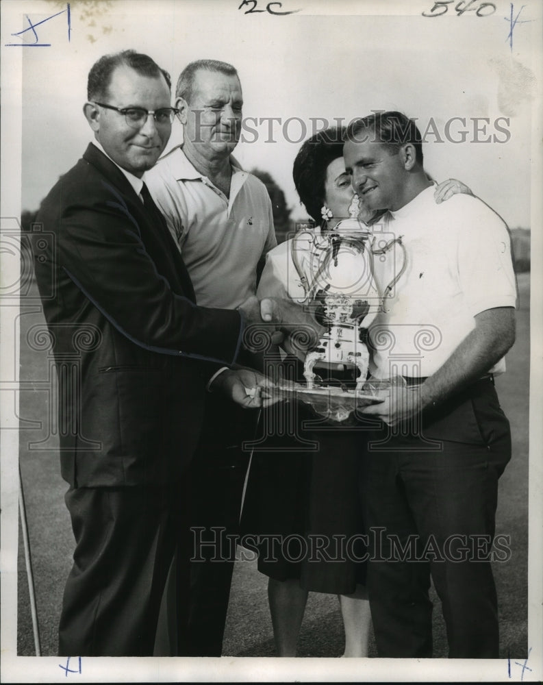 1967 Press Photo Ray Balsamo presents trophy to Jack Clement for Golf Win- Historic Images