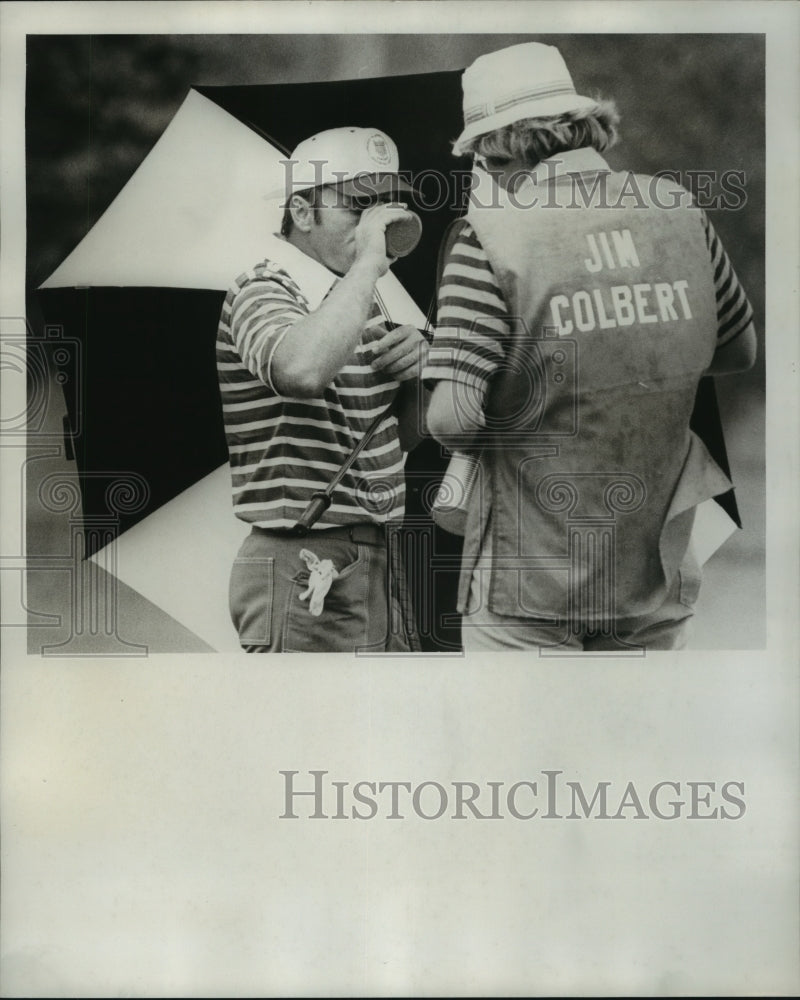 1977 Press Photo Golfer Jim Colbert with Caddy - nos06565- Historic Images