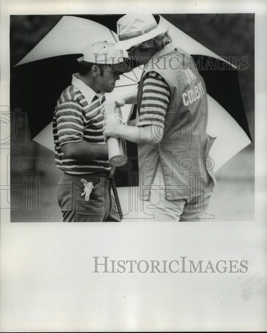 1977 Press Photo Golfer Jim Colbert with Caddy - nos06566- Historic Images