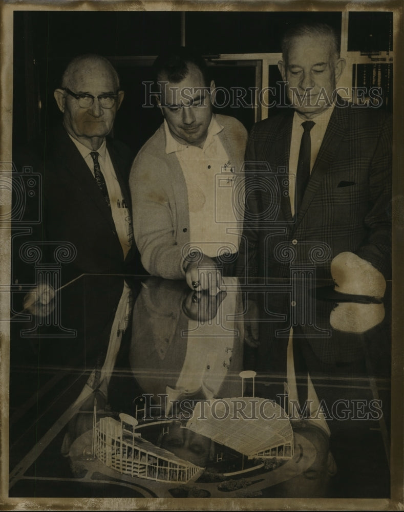 1967 Press Photo Tonto Coleman, right, Commissioner of Southeastern Conference- Historic Images