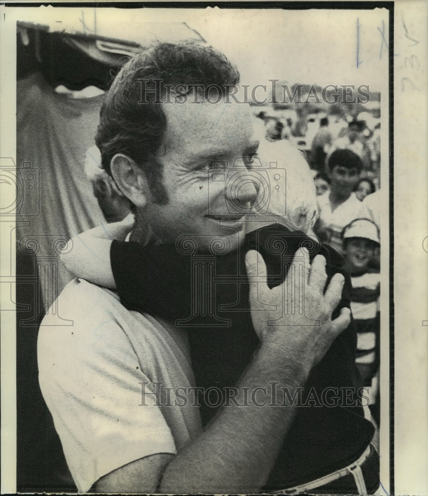 1973 Press Photo Golfer Bruce Crampton gets hug from son Jay after Winning Open- Historic Images