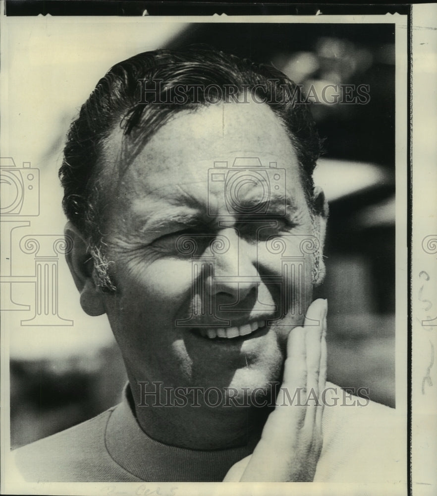 1970 Press Photo Golfer Billy Casper gently pats his swollen cheek after Dentist- Historic Images