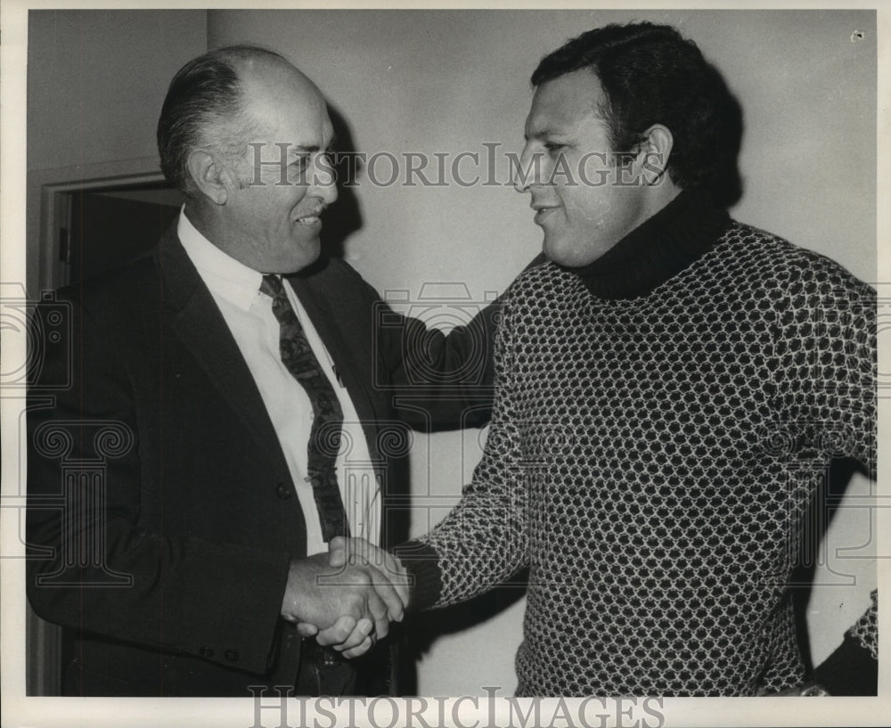 1972 Press Photo Athletic Commissioner Otis Guichet with Boxer Jose Chirino- Historic Images