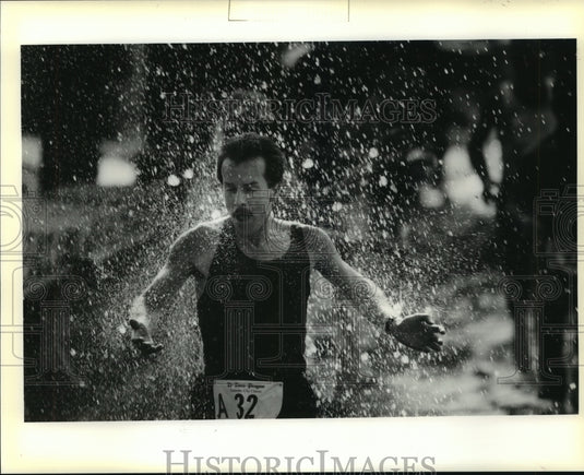 1990 Press Photo Runner cools off in Audubon Park in Crescent City Classic Race- Historic Images