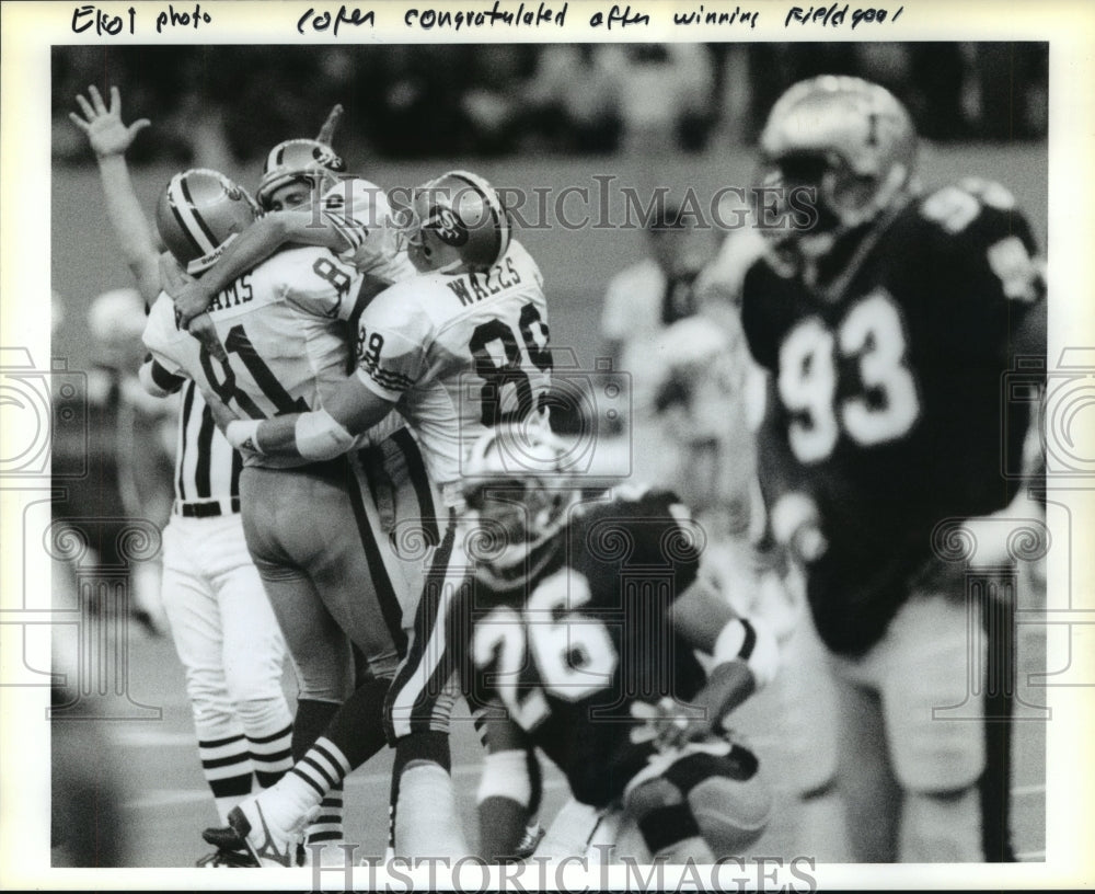 1990 Press Photo Football Player Mike Cofer congratulated, winning Field Goal- Historic Images