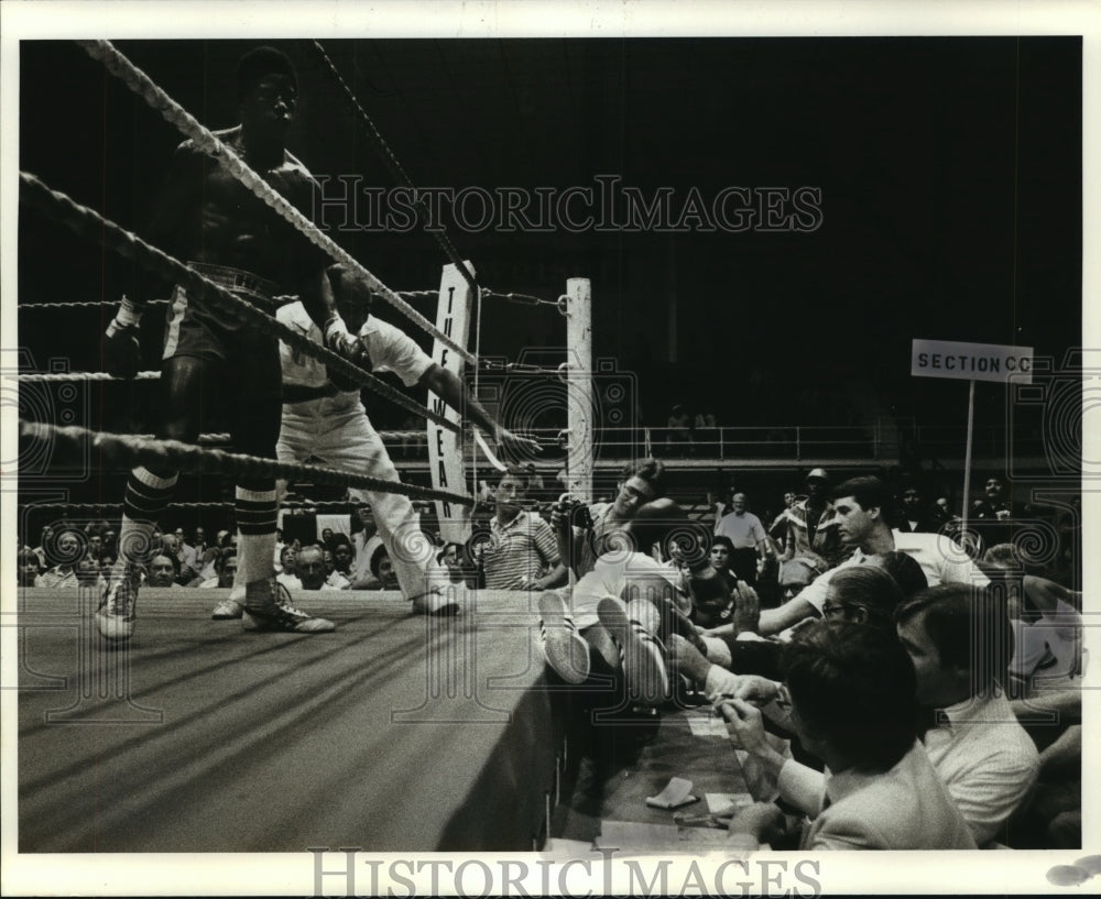 1982 Press Photo Jerome Clouden knocks Bill Brigham out of ring in Boxing Match- Historic Images