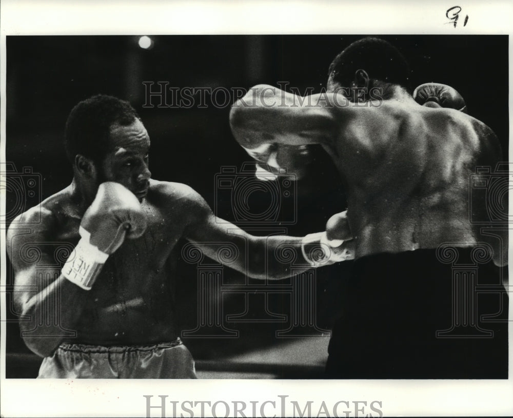 1980 Press Photo Boxer Jerry Celestine lands a solid left to Richie Kates Middle- Historic Images