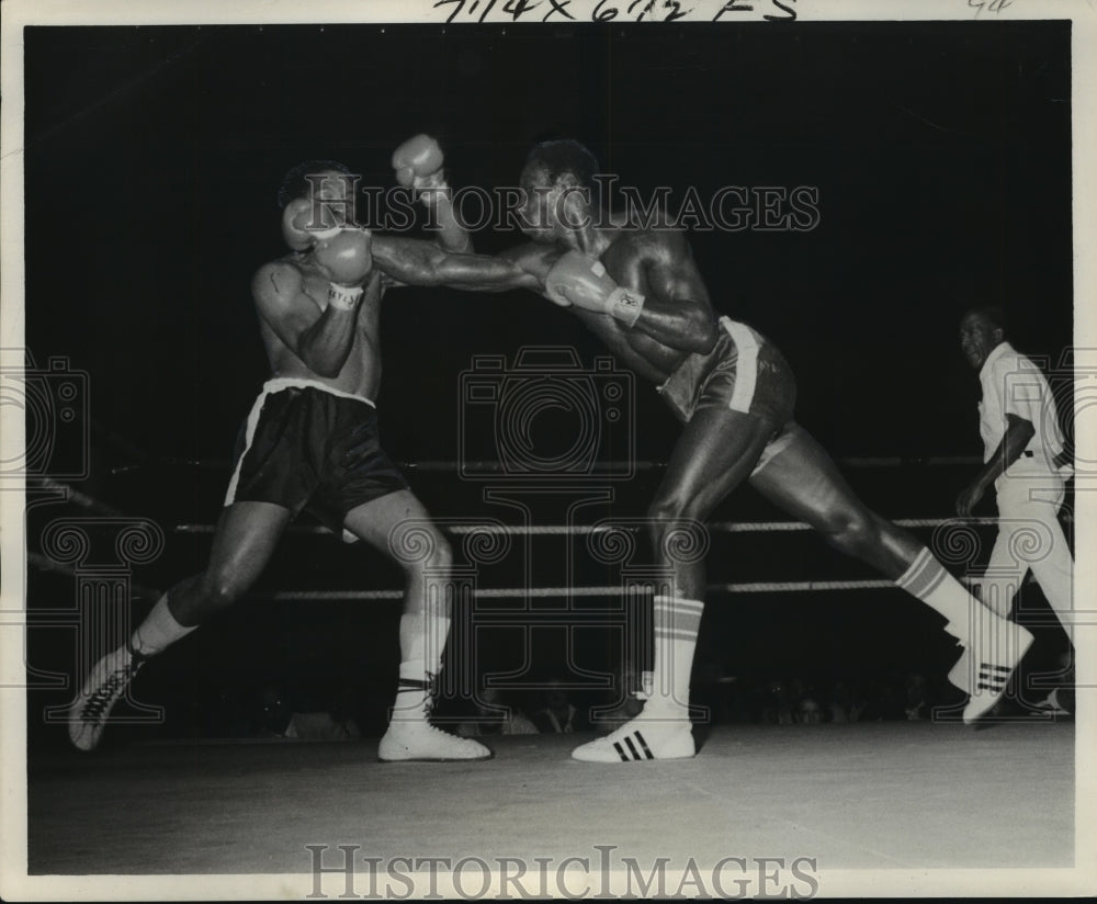 1977 Press Photo Boxer Jerry Celestine in Fight - nos07112- Historic Images