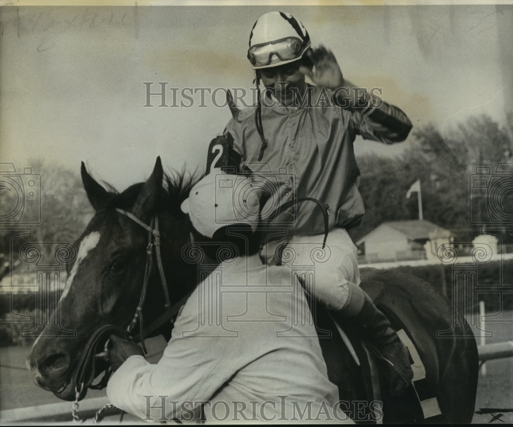 1976 Press Photo Horse Racing Jockey Marcos Castanedas on Horse after Win- Historic Images