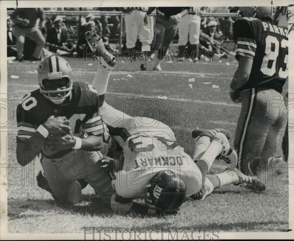 1970 Press Photo Football Player Ken Burrough makes touchdown grab from Hargett- Historic Images