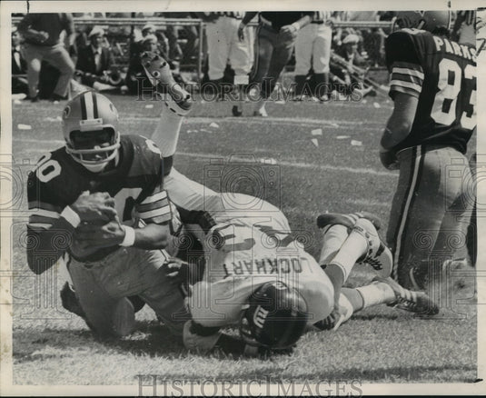 1970 Press Photo Football Player Ken Burrough makes touchdown grab from Hargett- Historic Images