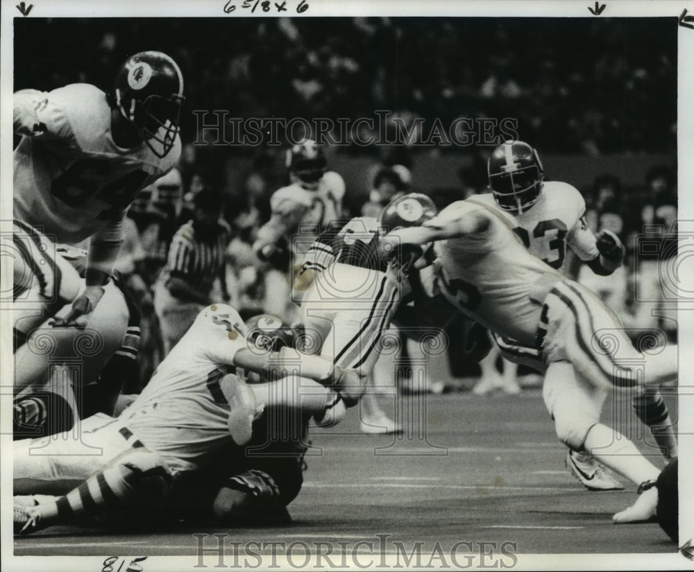 1976 Press Photo Tulane&#39;s Billy Cramer is stopped in his tracks in Football Game- Historic Images