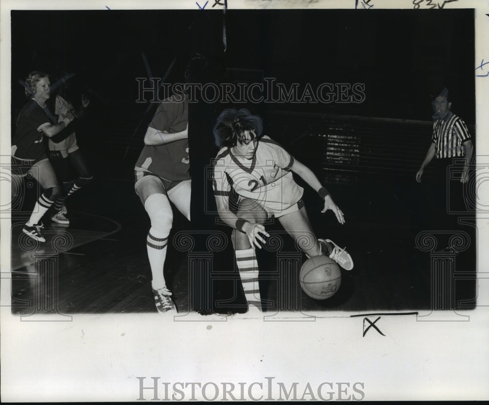 1976 Press Photo SLU&#39;s Pam Cook, Basketball Player in Game, Leading Lion- Historic Images