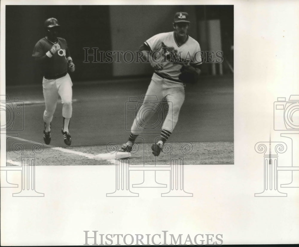 1977 Press Photo New Orleans Pelicans Baseball Player in Game with Others- Historic Images