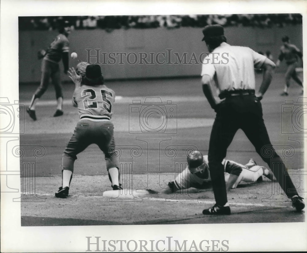 1977 Press Photo New Orleans Pelicans Baseball Player in Game with Others- Historic Images