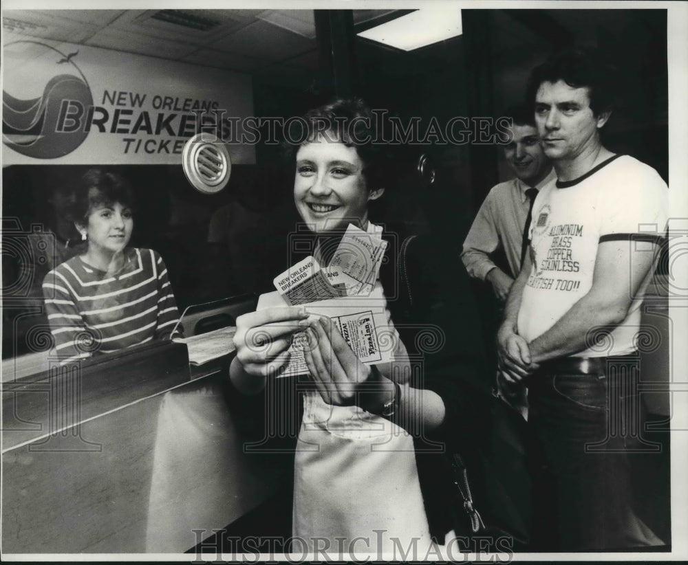 1984 Press Photo Renee Naquin with New Orleans Breakers Tickets, Basketball- Historic Images