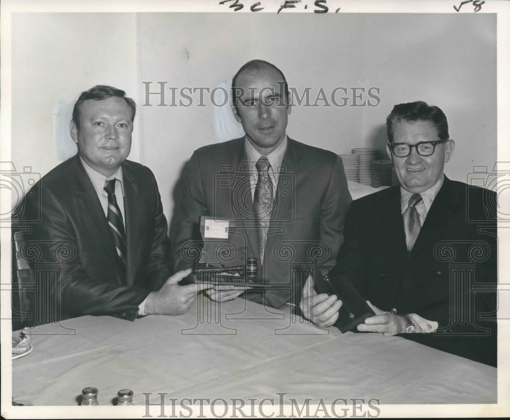 1971 Press Photo Bob Pettit, A. J. &quot;Dusty&quot; Rhodes, Lyle Kiser at Awards Ceremony- Historic Images