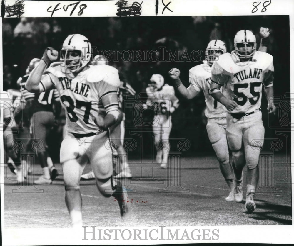 1975 Press Photo Tulane University Football Player Kit Bonvillien with Others- Historic Images